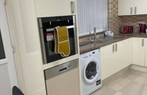 Smethwick House | Gated home close to Birmingham City Centre