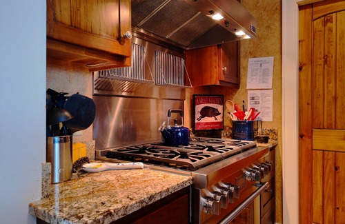 Franklin House | Gated Luxury Lodge - Hot Tub, Mountain Views, Stunning Gardens, Secluded