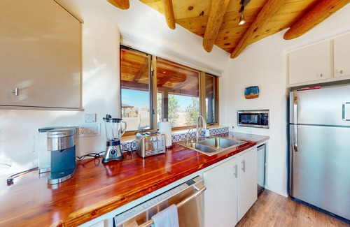 Taos House | Gated mountain-view gem with tennis, labyrinth, rooftop bar, private hot tub