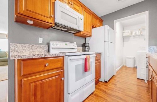 Visalia Apartment | Gated, Quiet Walk to Med Cntr, Downtown, Value for Long Stays