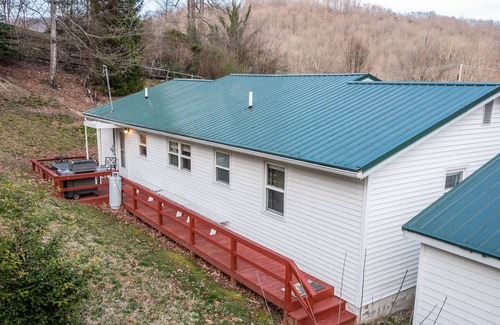 Ansted House | Gateway House to NRG & Hawk's Nest - fast Wi-Fi, fire pit, RV hookup