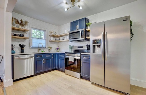 Downtown House | Gather! PingPong~6BR~PorchTV~Walk Dtwn~Pets~15+