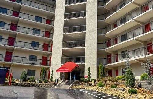 Gatlinburg Apartment | Gatlinburg Chateau105 - Walk to Ole Red Restaurant!