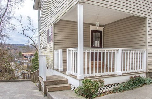 Gatlinburg Cottage | Gatlinburg Getaway – 2 BDR in the Heart of Town! Walk to Dining & Attractions
