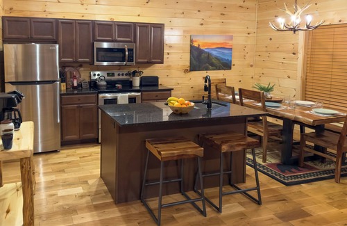 White Oak Lodge Cabin | Gatlinburg Mountain Cabin: 4 Mi to National Park!