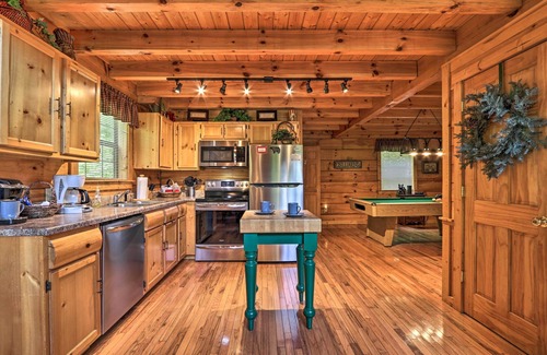 Gatlinburg Cabin | Gatlinburg Mountainside Escape w/Deck & Hot Tub!