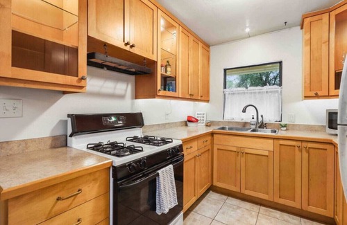 Gainesville House | Gator Getaway ~ quiet & pet friendly