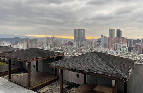 Xinyi Apartment | Gatsby apt|Taipei 101|Hanging garden |night market|MRT|Gym with Pool