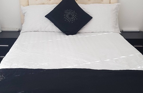 Crawley House | Gatwick Room for 3, 2 or 1 Guests. Fully Furnished.