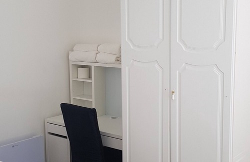 Crawley House | Gatwick Room for 3, 2 or 1 Guests. Fully Furnished.