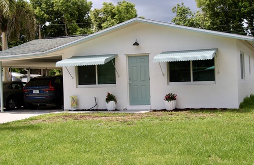 East Naples Cottage | Gecko Cottage - 2 miles to the beach!