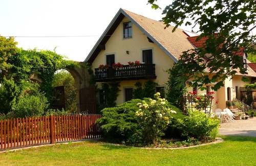 Sulzfeld Apartment | Gemütliche 55qm Ferienwohnung, viele Freizeit-und Erlebnisangebote, kostenfreies WLAN