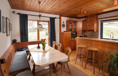 Neuschoenau Apartment | Gemütliche Ferienwohnung mit Terasse und Ofen