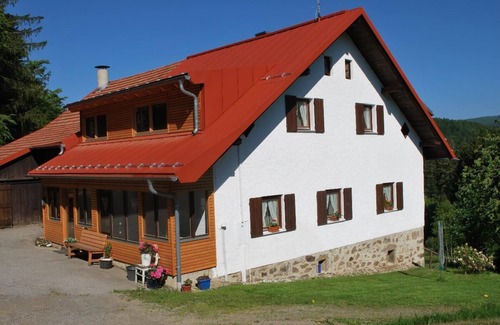 Neuschoenau Apartment | Gemütliche Ferienwohnung mit Terasse und Ofen