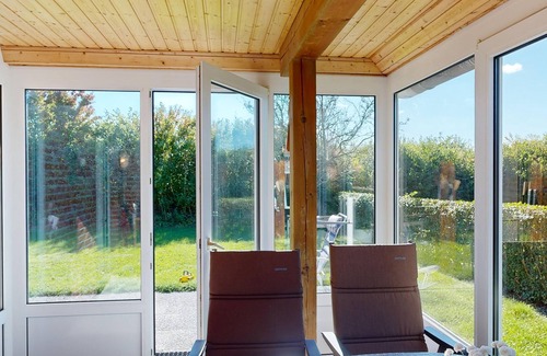 Wenkendorf Apartment | Gemütliche Ferienwohnung mit Kamin für 5 Gäste und Hund auf Fehmarn