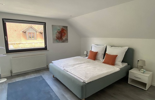 Pottenstein Apartment | Gemütliche Helle Moderne Dachgeschosswohnung mit Blick auf das