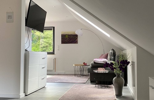 Pottenstein Apartment | Gemütliche Helle Moderne Dachgeschosswohnung mit Blick auf das