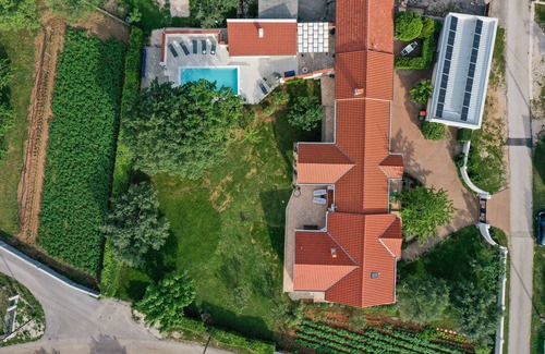 Poljica House | Gemütliches 3 Zimmer Hausteil mit Beheiztem Pool und 5 Minuten vom Meer Entfernt