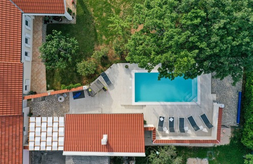 Poljica House | Gemütliches 3 Zimmer Hausteil mit Beheiztem Pool und 5 Minuten vom Meer Entfernt