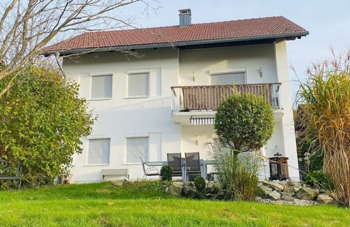 Waldkirchen Apartment | Gemütliches Ferienhaus für bis zu 10 Personen mit Garten, Terrasse, Grillmöglichkeit und Feuerstelle