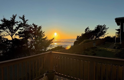Oregon Coast House | Gem of Yachats! Great view and location, dog friendly and cozy fireplace!