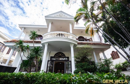 Thao Dien Villa | Gem Villa 10, Biệt thự phong cách cổ điển, sang trọng và ấm cúng có hồ bơi lớn.
