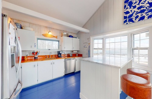 Tenants Harbor Cottage | Generational oceanfront cottage at the water's edge - snowbird-friendly
