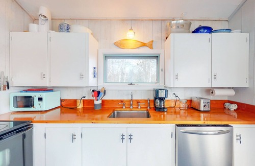 Tenants Harbor Cottage | Generational oceanfront cottage at the water's edge - snowbird-friendly