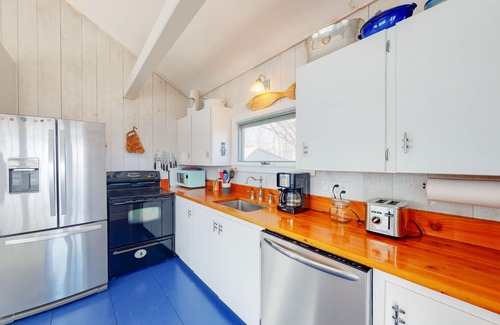 Tenants Harbor Cottage | Generational oceanfront cottage at the water's edge - snowbird-friendly
