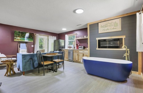 Lancaster Apartment | Gentle Breeze: The Maple: Romantic Secluded Getaway