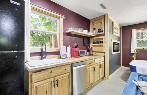 Lancaster Apartment | Gentle Breeze: The Maple: Romantic Secluded Getaway