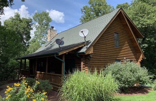 The Galena Territory House | Genuine Log Cabin ~ Perfect Getaway ~ Pool Table ~ Outdoor Hot Tub ~ Fire Pit