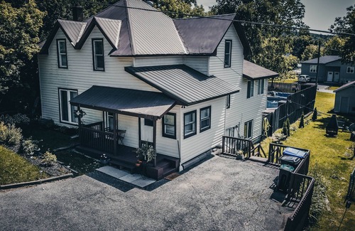 Penetanguishene Cottage | Georgian Bay Escape - Perfect getaway right by the lake. Private deck w/pool.