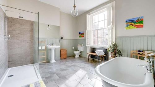 Georgian Quarter House | Georgian Residence - Sleeps 8, 4BR plus Parking