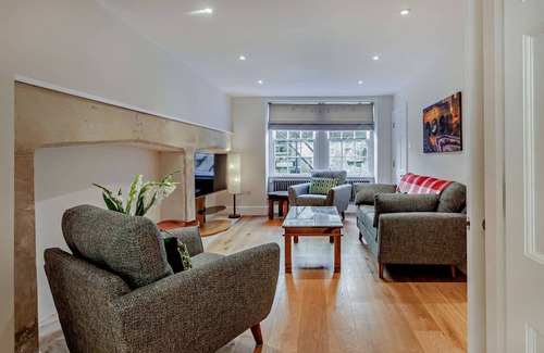 Upper Town Cottage | Georgian Vogue - stylish apartment for 5 in the city