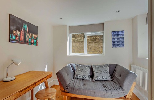 Upper Town Cottage | Georgian Vogue - stylish apartment for 5 in the city