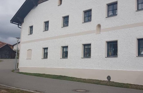 Bad Koetzting Apartment | Geräumige 100qm Ferienwohnung für bis zu 3 Personen mit gemütlichem Kaminofen im Wohnzimmer und komfortabler Ausstattung