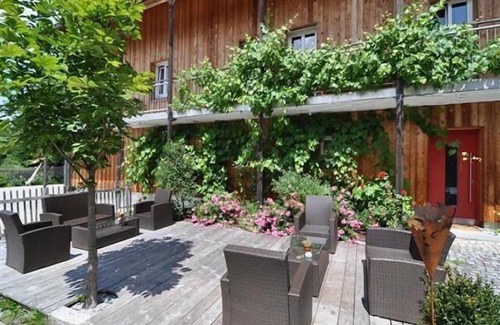 Bohmzwiesel Apartment | Geräumige Ferienwohnung (70m2) über zwei Ebenen mit Balkon, mit zwei getrennten Doppelbett-Schlafzimmern.
