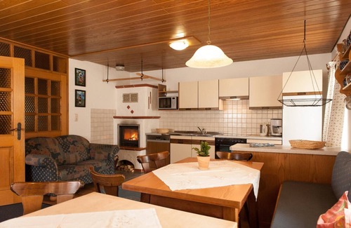 Neuschoenau Apartment | Geräumiges Ferienhaus in idyllischer Lage, mit Badeweiher
