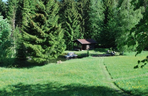 Neuschoenau Apartment | Geräumiges Ferienhaus in idyllischer Lage, mit Badeweiher