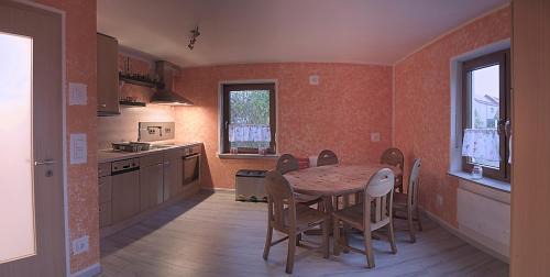 Auerbach in der Oberpfalz House | Geräumiges Zimmer mit Doppelbett, Bad und Küche