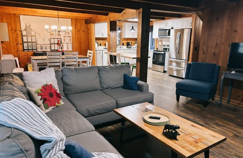 Cleveland Cabin | German Inspired! Mountain Views, Arcade, Firepit!
