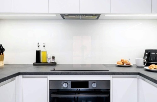 Hepburn House | Gerry's Summary: Disc