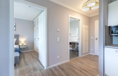 Alt-Travemunde/Ronnau Apartment | Geschmackvolles Ferienapartment mit Loggia und Blick in den Park in Ostseenähe