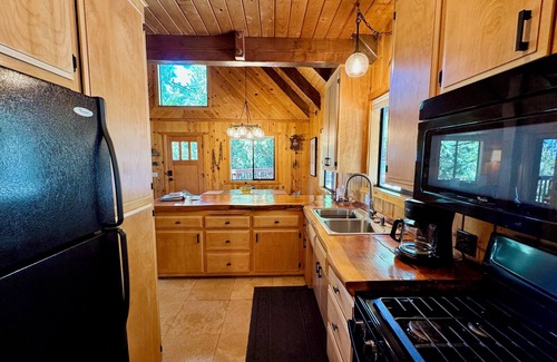 Idyllwild Cabin | Get a Peaceful, Easy Feeling at Naughty Pines/Read Our Reviews!