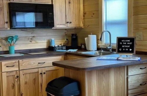 Holly Ridge Cabin | Get-away Cabin in Surf City w/Loft and Parking