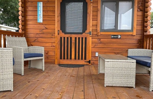 Holly Ridge Cabin | Get-away Cabin in Surf City w/Loft and Parking