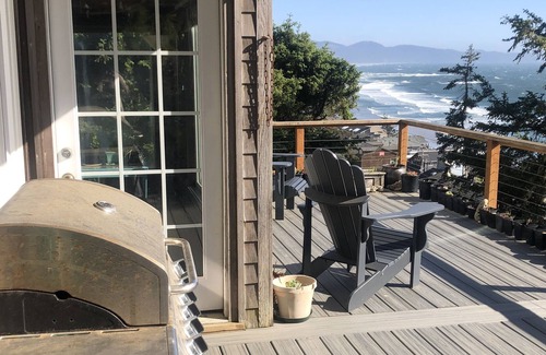 Oceanside Cottage | Get away from it all wit the sights and sounds of the pacific ocean .