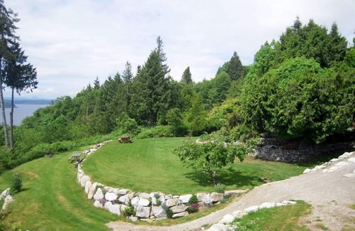 Halfmoon Bay House | Get Away to Peaceful Sunshine. Barooga