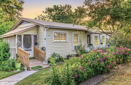 Calhoun House | Get comfy and cozy in this cute cottage in Calhoun!